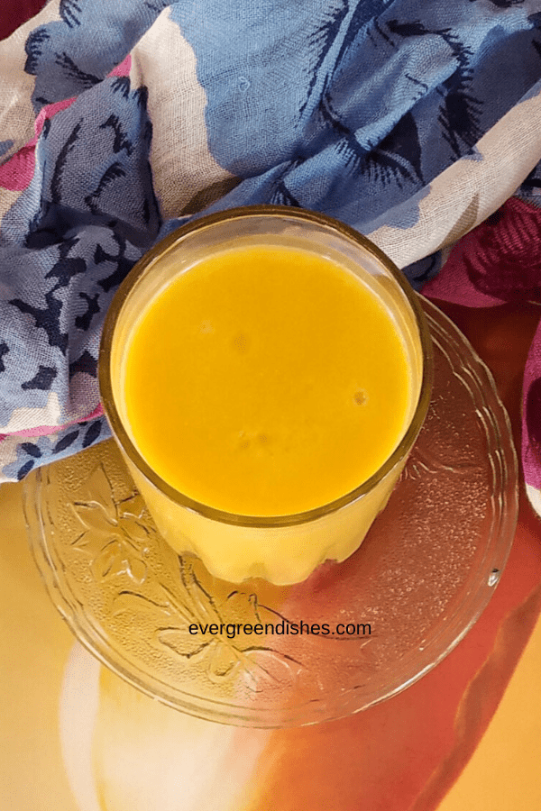 Mango smoothie with varied toppings
